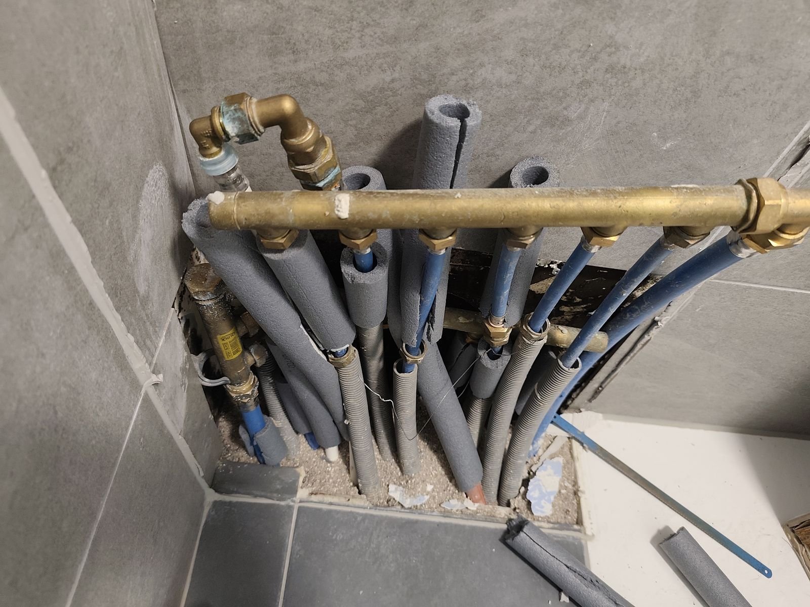 Accès au collecteur de distribution d'eau lors d'une recherche de fuite – VRL EAU