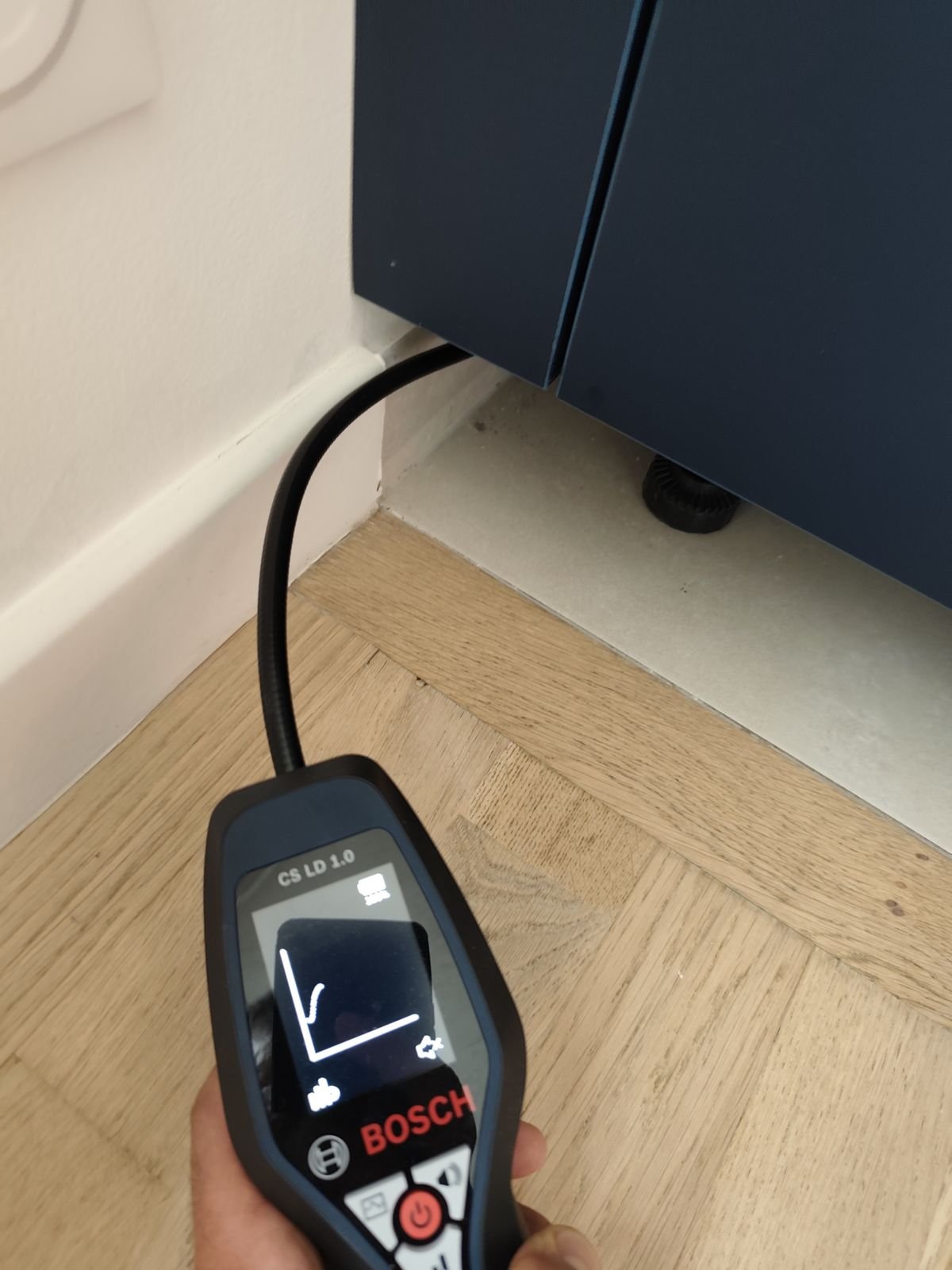 Le détecteur de gaz traceur réagit au pied des meubles de cuisine – VRL EAU