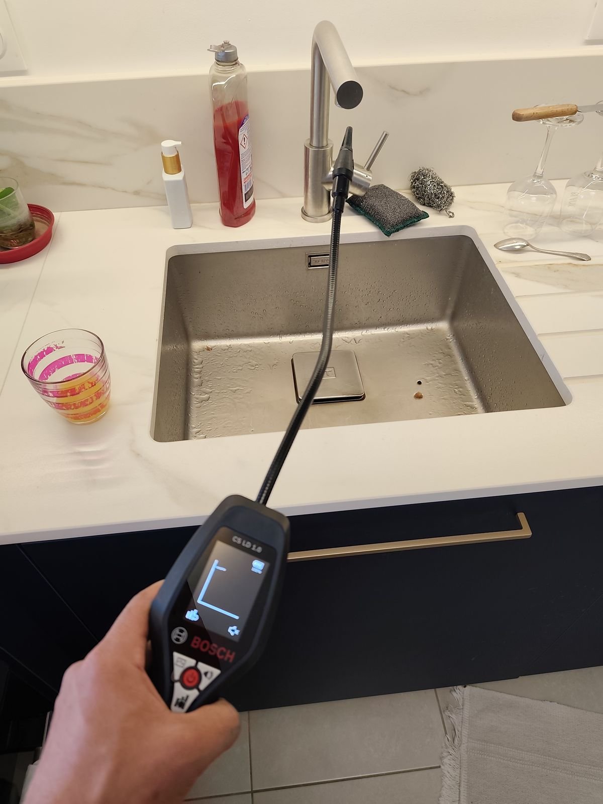 Contrôle de la robinetterie de cuisine avec un détecteur de gaz traceur – VRL EAU