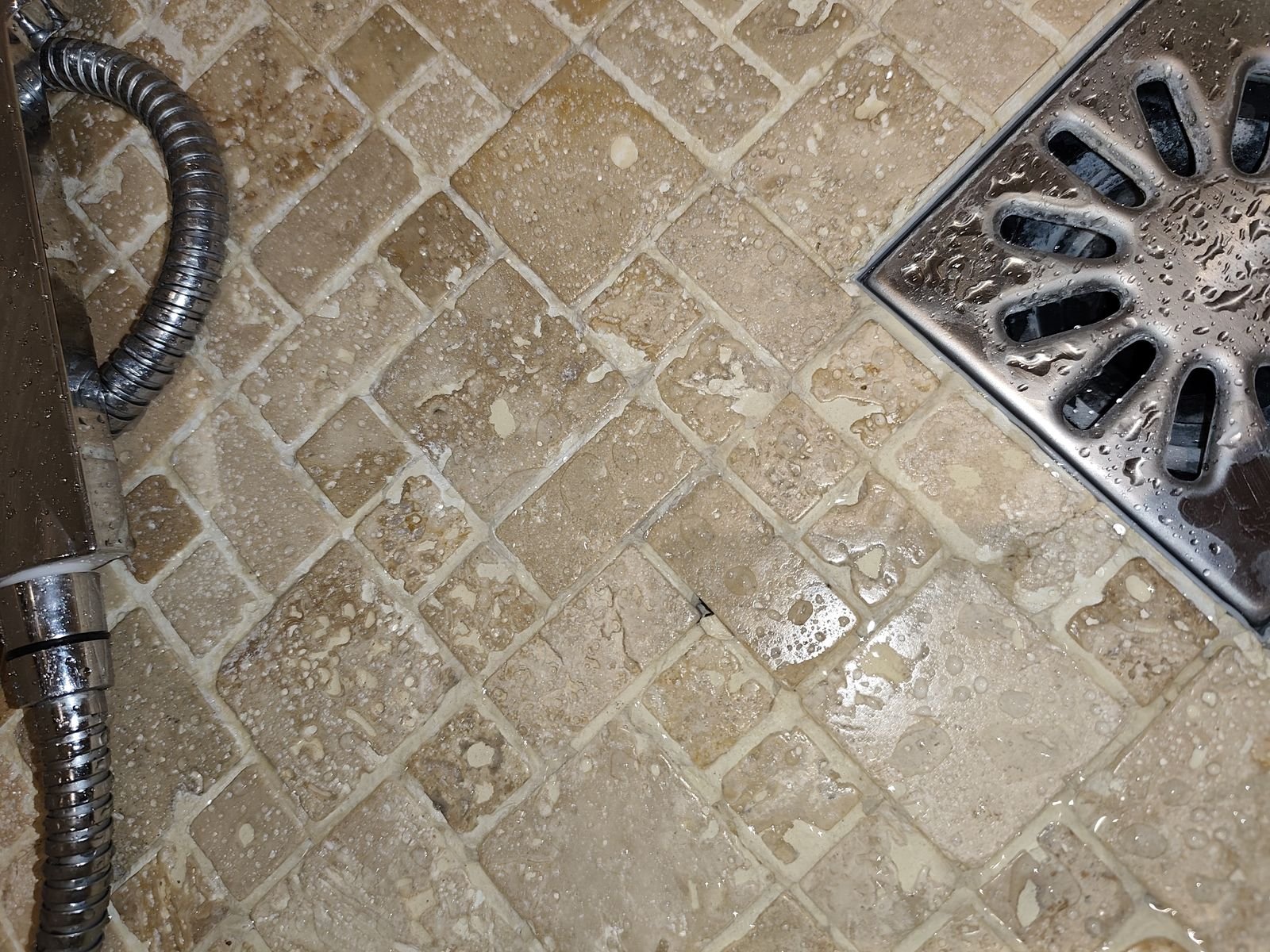 Recherche d'infiltration sur une douche à l'italienne – VRL EAU